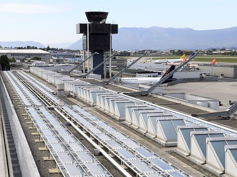 Des panneaux solaires sur 55'000 m2 de toiture de Genève Aéroport