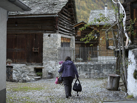 Retournent des premiers habitants à Bondo (GR)