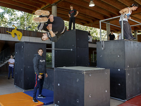Les adeptes du parkour en mettent plein les yeux à Genève