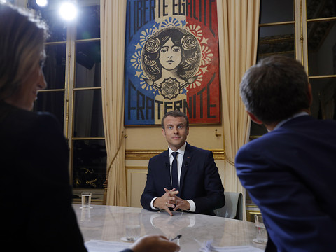 Première grande interview TV pour Macron qui invite à la patience