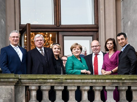 En quête de gouvernement, Merkel lance des négociations ardues