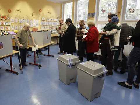 Le scrutin se poursuit samedi alors que le vainqueur semble connu