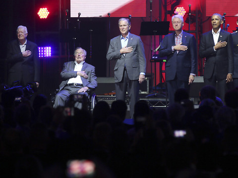 Cinq anciens présidents des Etats-Unis à un concert de charité