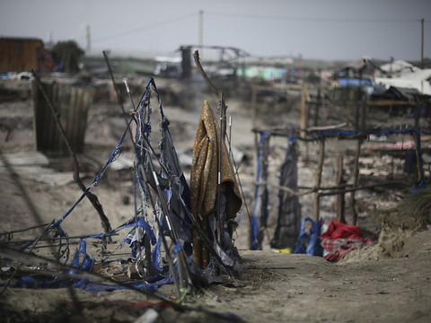 Calais: un rapport officiel épingle les abus des forces de l'ordre