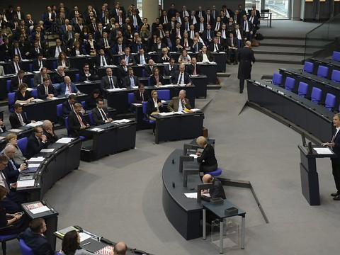 Entrée tonitruante de l'AfD au Bundestag, Schäuble plébiscité