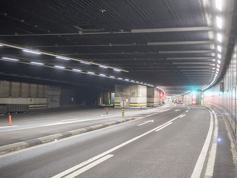 Un grave accident bloque le tunnel routier du Gothard