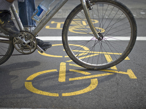 Cordes tendues sur une piste cyclable: deux blessés à Bâle