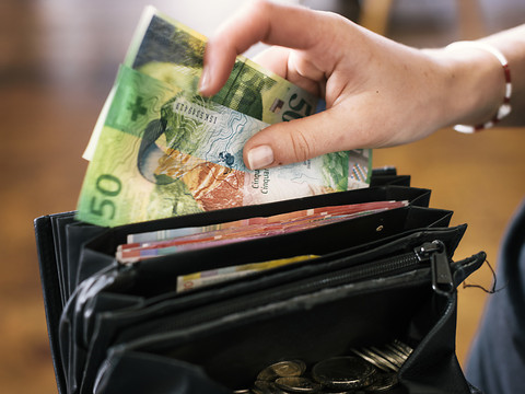 Les salaires réels devraient quasiment stagner en 2018, selon UBS