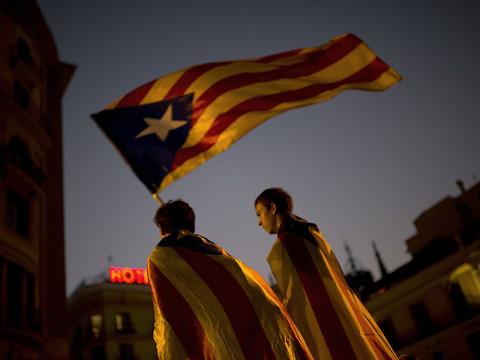 La Catalogne proclame son indépendance, Madrid la met sous tutelle