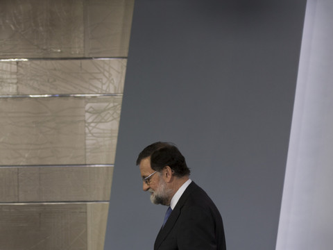 La Catalogne se réveille sous tutelle, dans une Espagne déchirée