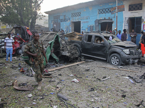 Double attentat près d'un hôtel de Mogadiscio: au moins 17 morts