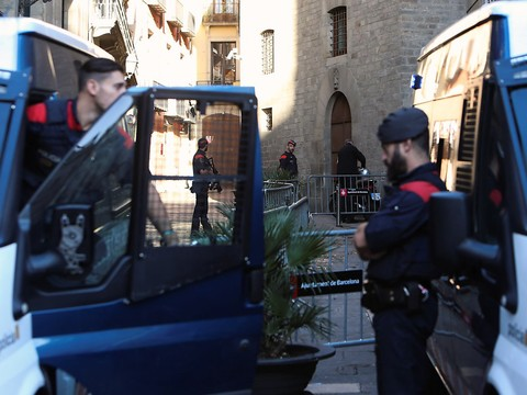La garde civile perquisitionne le siège de la police catalane