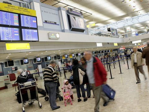 Une fillette de 7 ans réussit à monter dans un avion sans billet à Cointrin