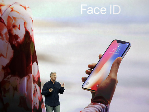 L'iPhone X, smartphone anniversaire, dans les rayons vendredi