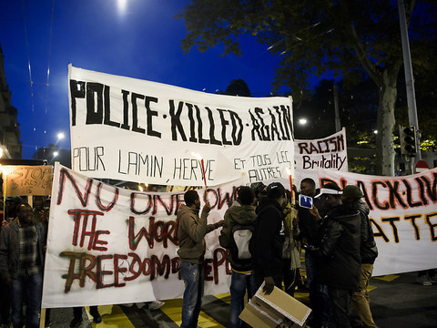 Manifestation à la mémoire du jeune Gambien décédé