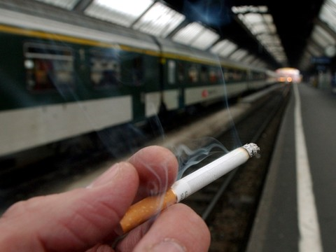 Les gares suisses pourraient être non fumeurs dès la fin 2018
