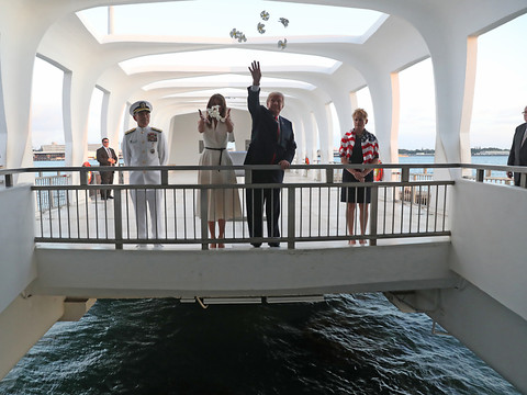 Donald Trump à Pearl Harbor, en route pour l'Asie