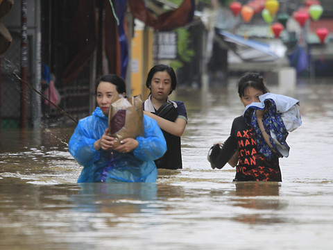 Le bilan du typhon Damrey s'alourdit au Vietnam