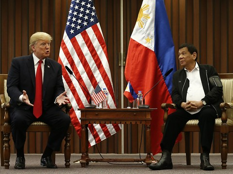 A Manille, Trump loue ses bonnes relations avec Duterte