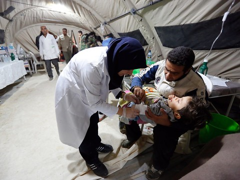 Plus de 450 morts en Iran, deuxième nuit dehors pour les rescapés