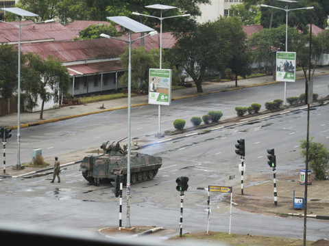 L'armée prend le pouvoir au Zimbabwe, dit Mugabe en sécurité
