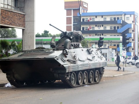 Le sort de Mugabe en suspens après le coup de force de l'armée
