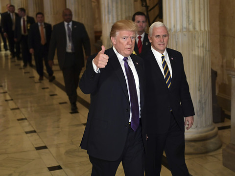 La baisse des impôts promise par Trump passe un cap au Congrès américain