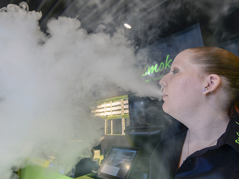 Les professionnels des addictions veulent promouvoir l'e-cigarette