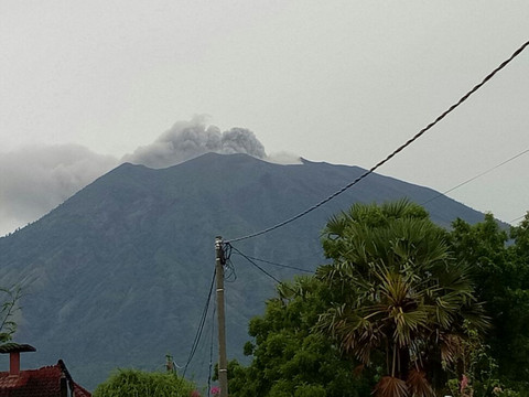 Indonésie: le mont Agung se remet à gronder