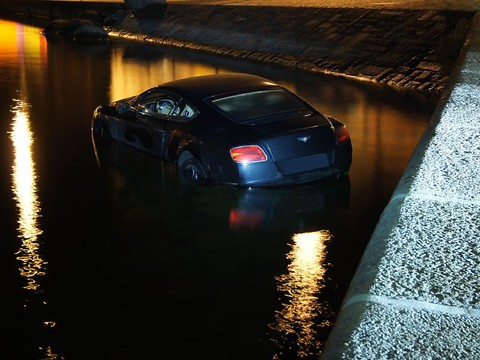 Une Bentley termine sa course dans le lac de Zoug