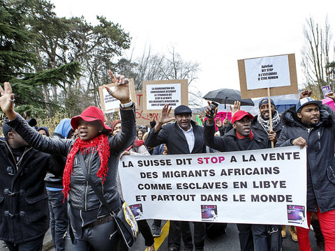 Près de 500 personnes s'indignent contre l'esclavage en Libye