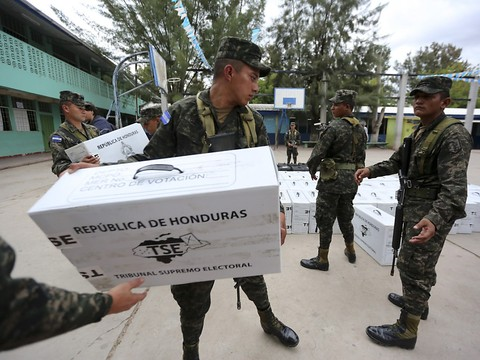 Présidentielle controversée, Juan Orlando Hernandez donné favori