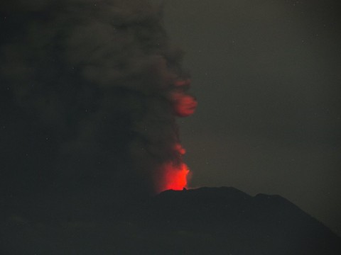 Volcan Agung: l'aéroport de Bali reste fermé mardi