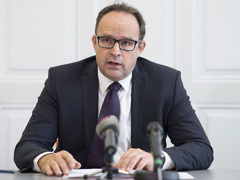La surveillance du renseignement recrute