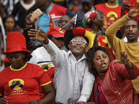 Uhuru Kenyatta investi président du Kenya, un pays divisé