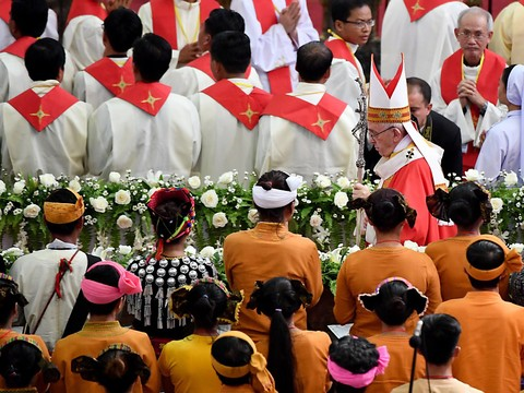 Dernière messe en Birmanie pour le pape avant le Bangladesh