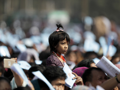 Bain de foule avec les catholiques pour le pape au Bangladesh