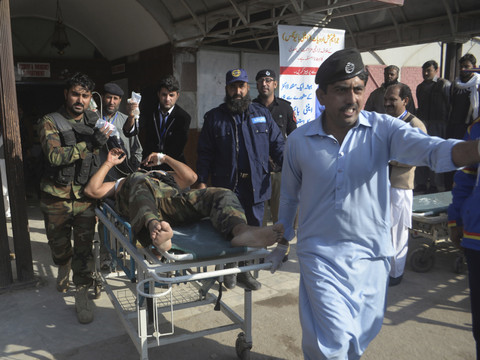 Neuf morts et des dizaines de blessés dans une attaque des talibans