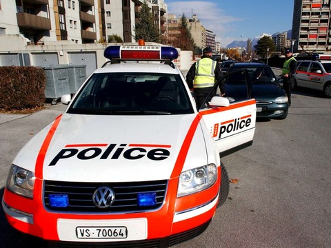 Cantons appelés à agir à agir contre les violences antipolicières