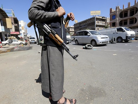 Raids aériens sur Sanaa, théâtre de combats au sein du camp rebelle