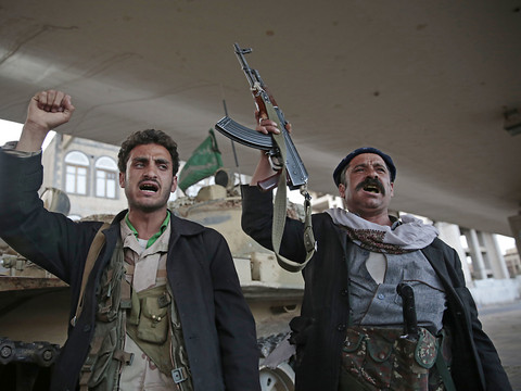Raids aériens nocturnes sur Sanaa au Yémen, la population se terre