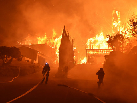 Un mort dans de nouveaux incendies en Californie
