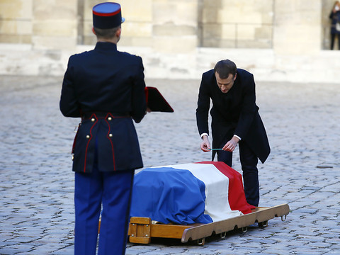 Macron fait l'éloge du bonheur en hommage à Jean d'Ormesson