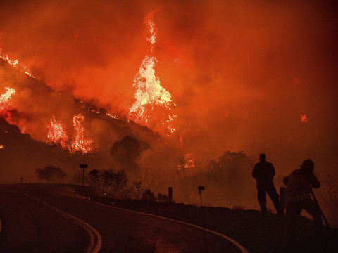Les incendies progressent toujours malgré un vent plus faible