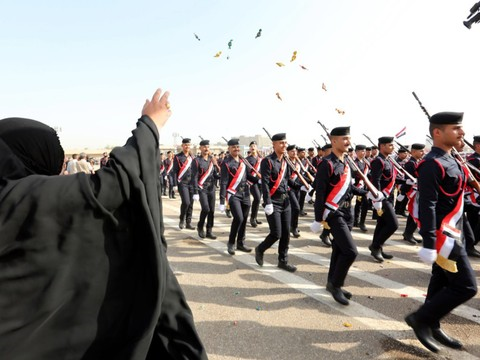 Parade militaire à Bagdad pour fêter la victoire sur l'EI