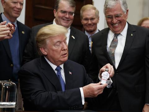 Trump veut renvoyer des hommes sur la Lune, Mars en ligne de mire