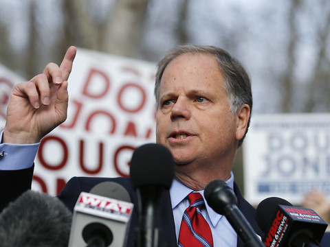 Sénatoriale en Alabama: le candidat démocrate bat l'ex-juge Moore