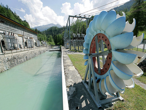 Une modernisation des réseaux électriques avec soutien aux barrages