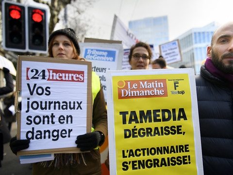 Une centaine de manifestants dénoncent la politique de Tamedia