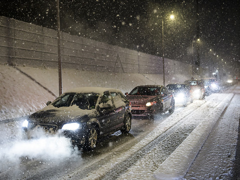La neige provoque accidents et ralentissements
